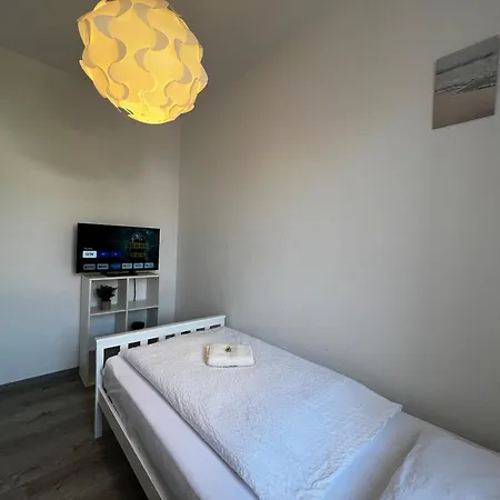 Vollausgestatte Mit, Wlan, Tv In Jedem Schlafzimmer, Einzelbetten, Bad, Garten Crimmitschau