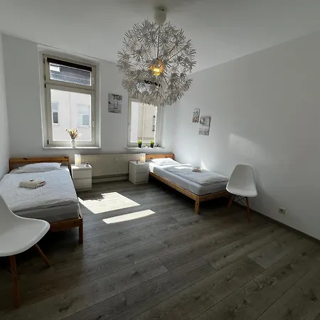 Apartment Vollausgestatte Mit, Wlan, Tv In Jedem Schlafzimmer, Einzelbetten, Bad, Garten