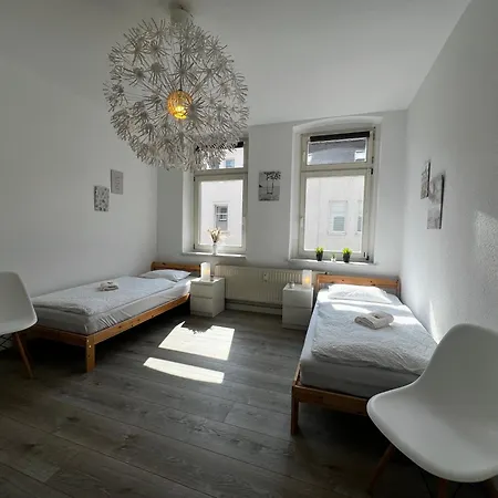 Vollausgestatte Mit, Wlan, Tv In Jedem Schlafzimmer, Einzelbetten, Bad, Garten * Crimmitschau