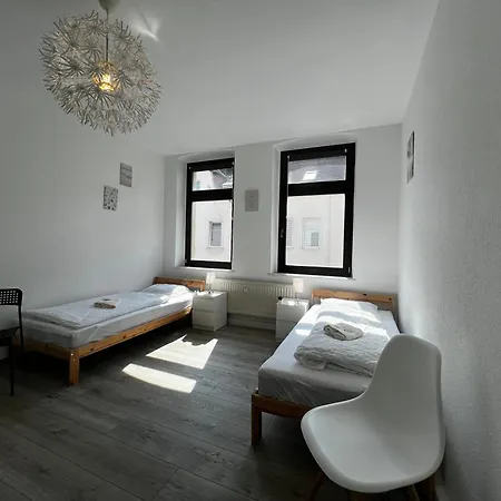 Apartment Vollausgestatte Mit, Wlan, Tv In Jedem Schlafzimmer, Einzelbetten, Bad, Garten